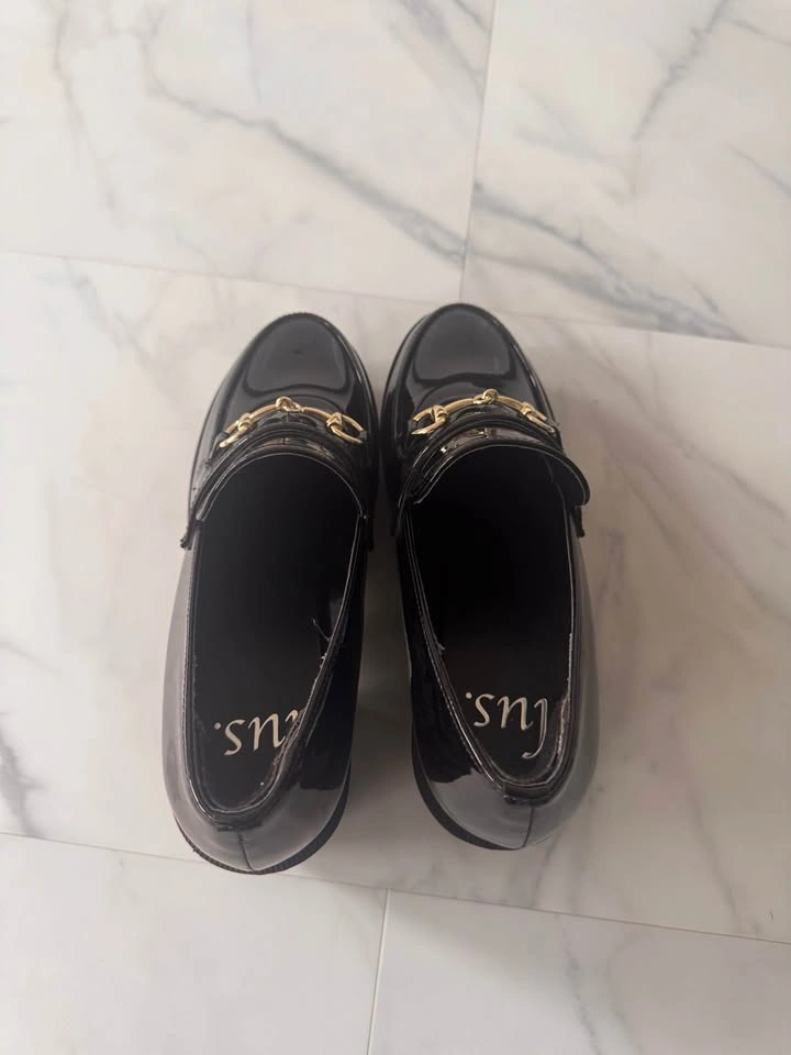 Black heel loafers with gold accent - photo 4