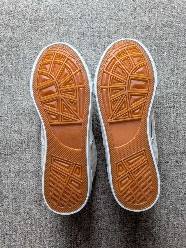 Men's white canvas shoes