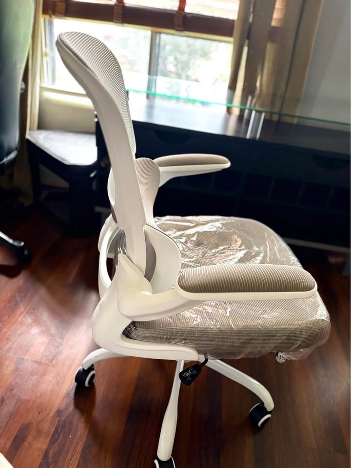 Brand New chair, Assembled & ready - photo 3