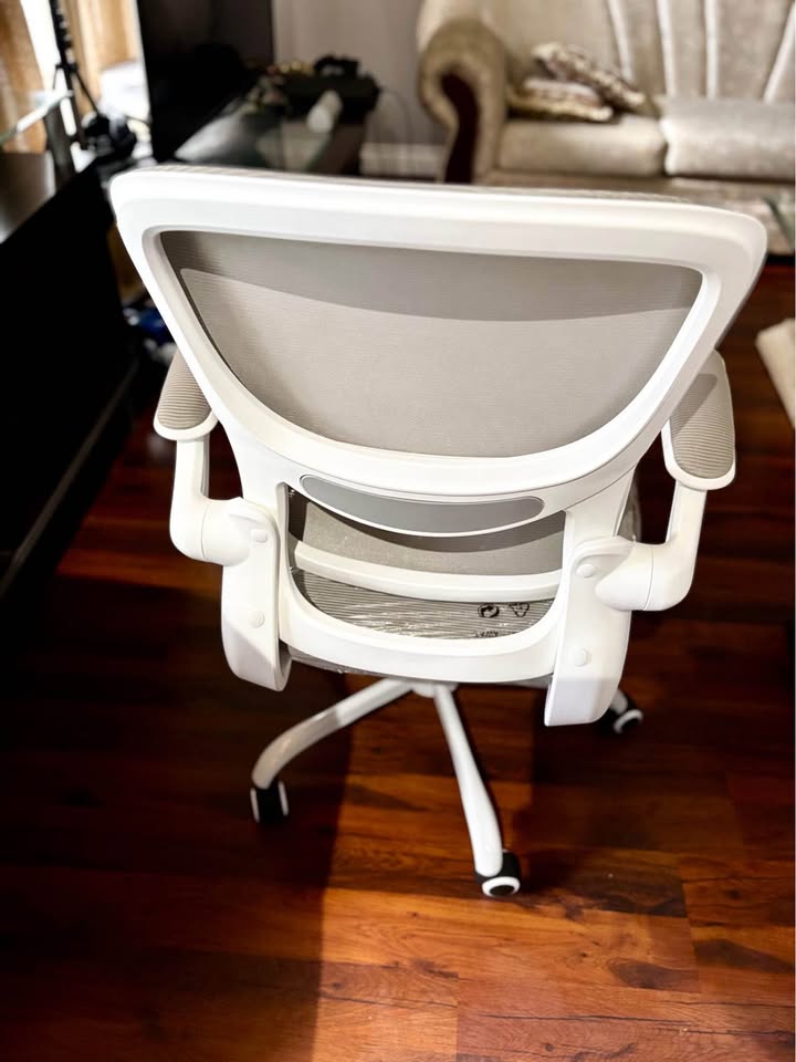 Brand New chair, Assembled & ready - photo 4