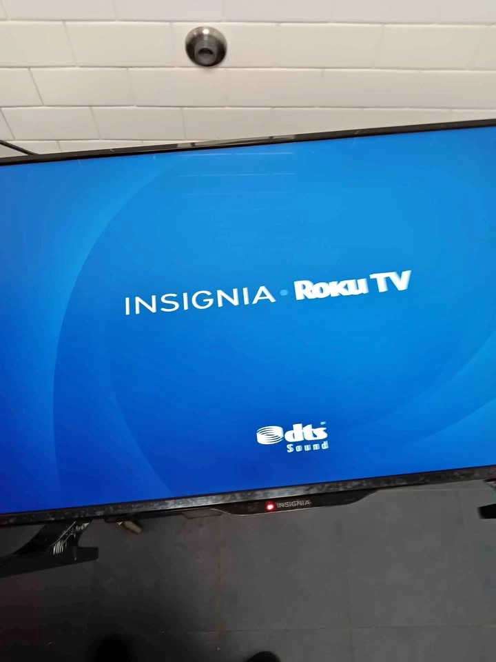 38.5" Insignia Roku Smart TV