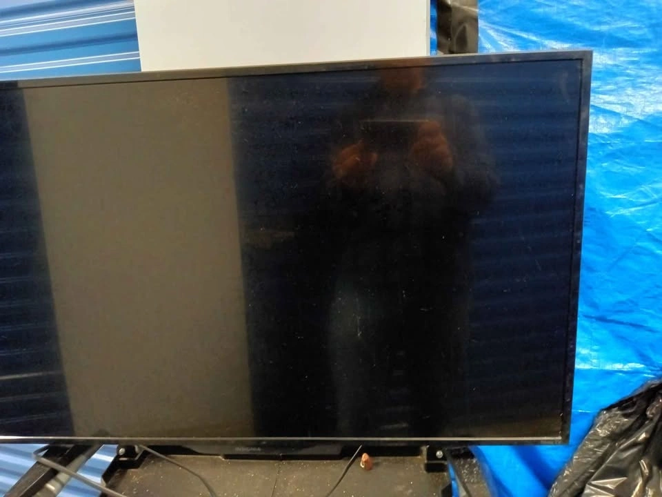 38.5" Insignia Roku Smart TV - photo 2