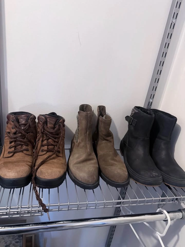 9 Pairs of Beautiful Boots and Shoes - sizes 9-10 - photo 2