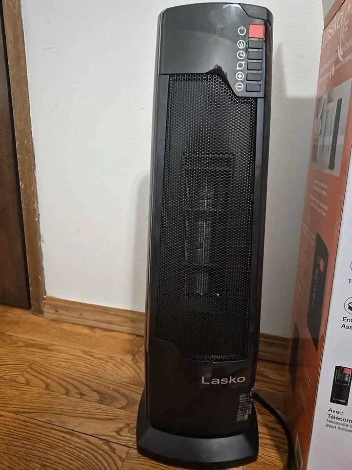 Lasko Oscillating Ceramic Tower Heater - LIKE NEW - With Remote - photo 2