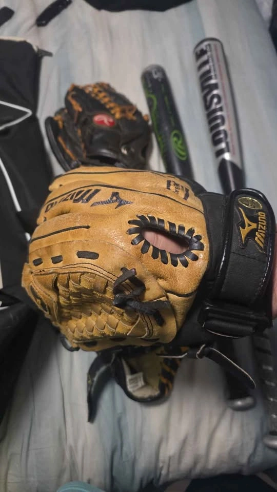 Baseball Equipment: 2 Bats, 3 Gloves, Bag - photo 4