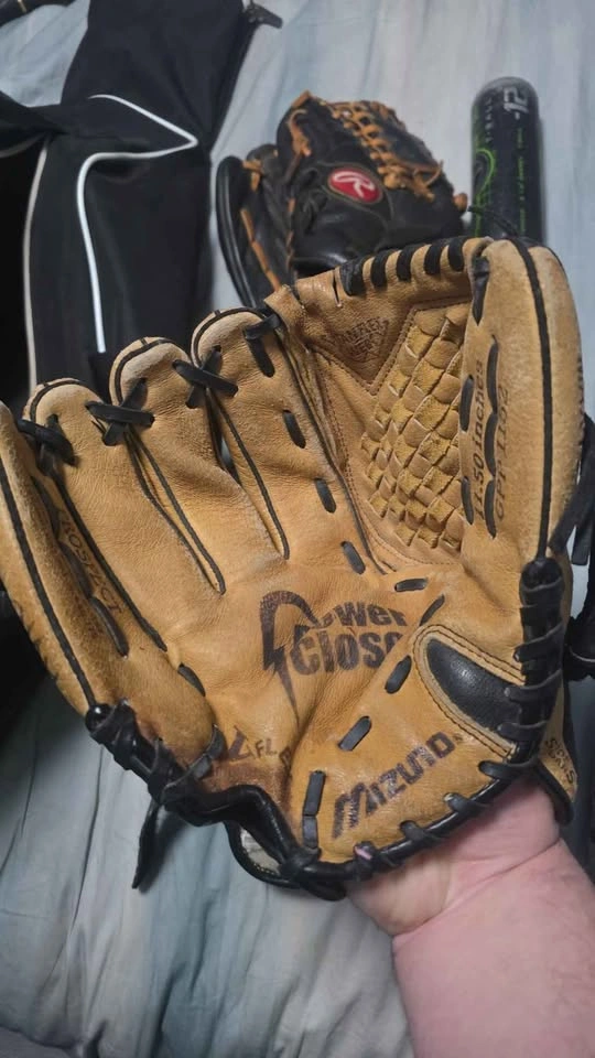 Baseball Equipment: 2 Bats, 3 Gloves, Bag - photo 5