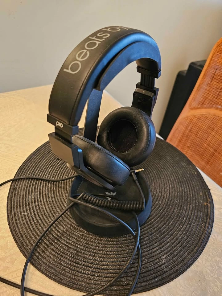 Beats Pro DJ Wired Headphones Infinite Black w/ Stand - photo 2