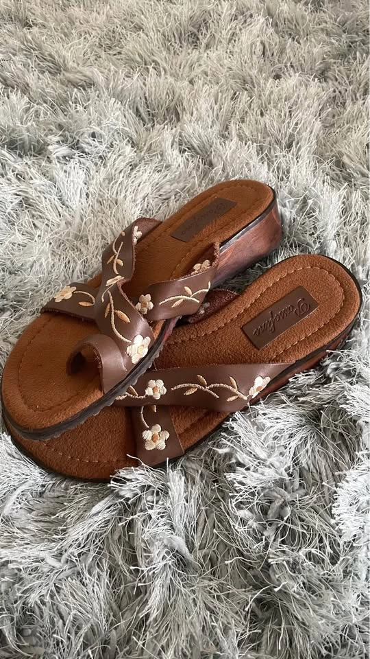Handcrafted Leather Sandals with Floral Embroidery / Size 6 - photo 2
