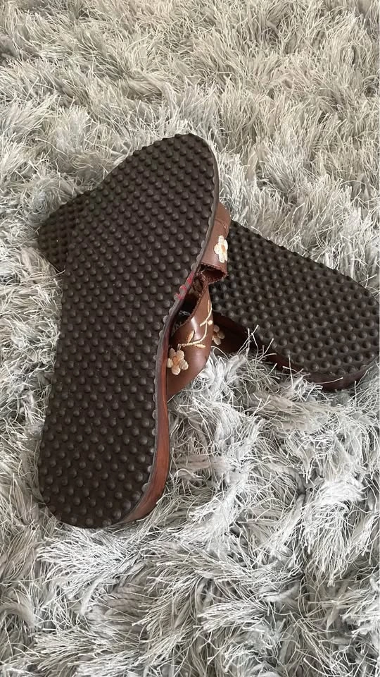 Handcrafted Leather Sandals with Floral Embroidery / Size 6 - photo 3