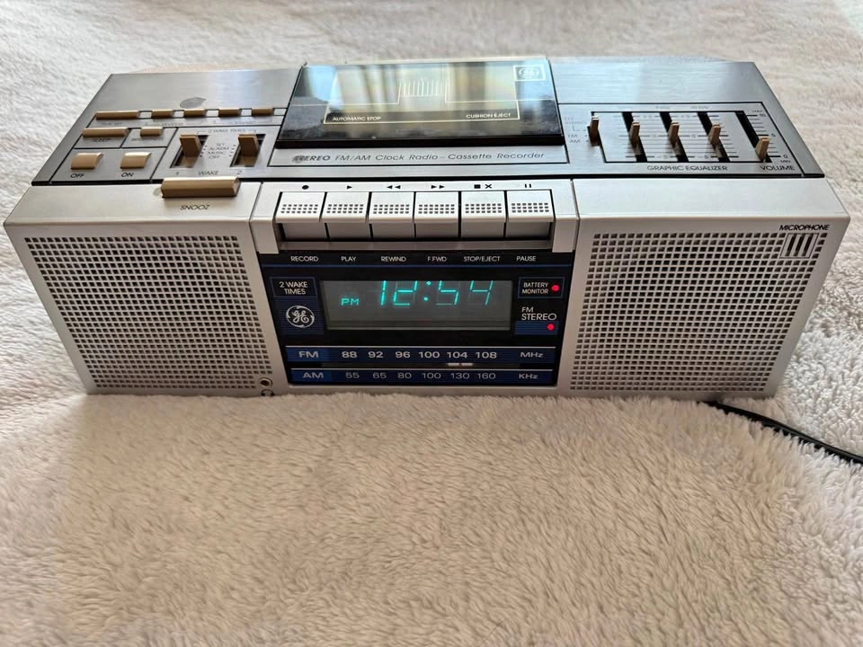 GE Stereo FM/AM Clock Radio Cassette Recorder w/ Graphic EQ