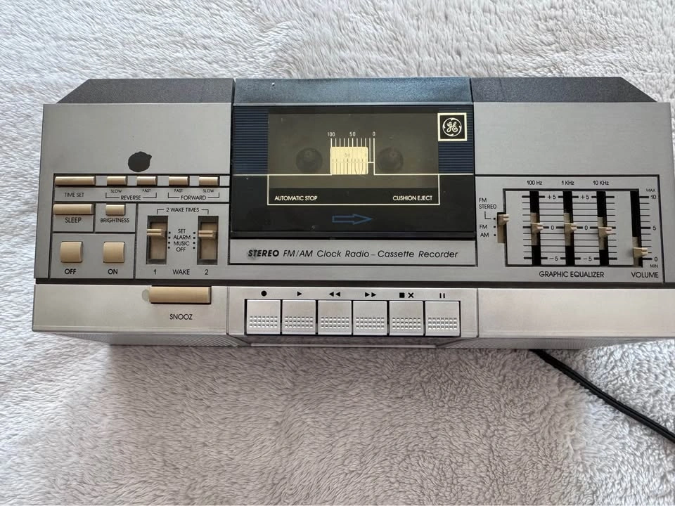 GE Stereo FM/AM Clock Radio Cassette Recorder w/ Graphic EQ - photo 2