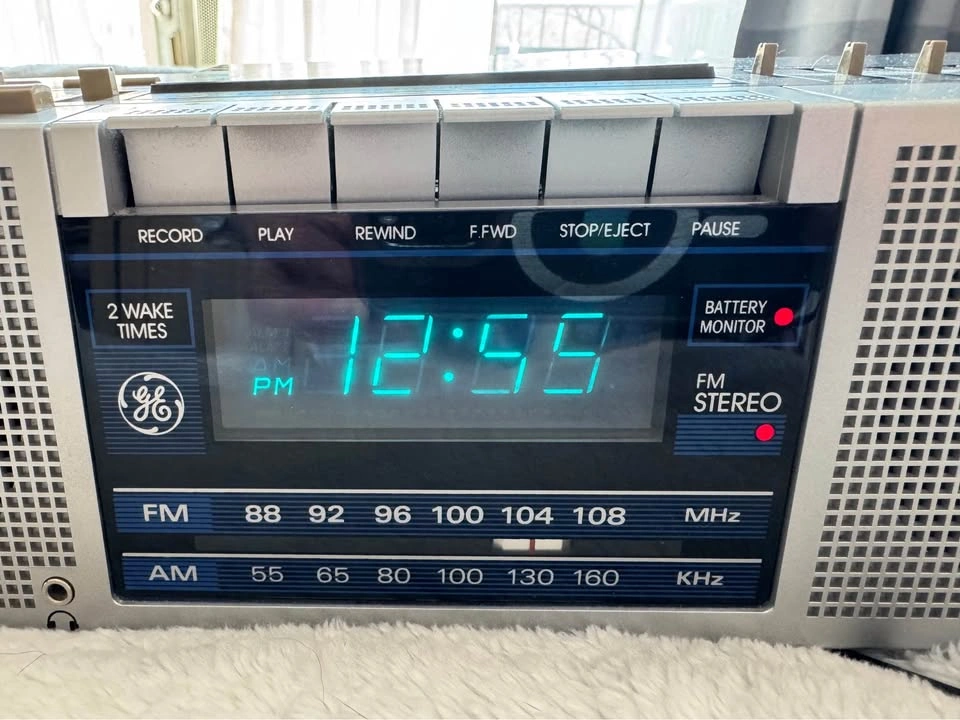 GE Stereo FM/AM Clock Radio Cassette Recorder w/ Graphic EQ - photo 4