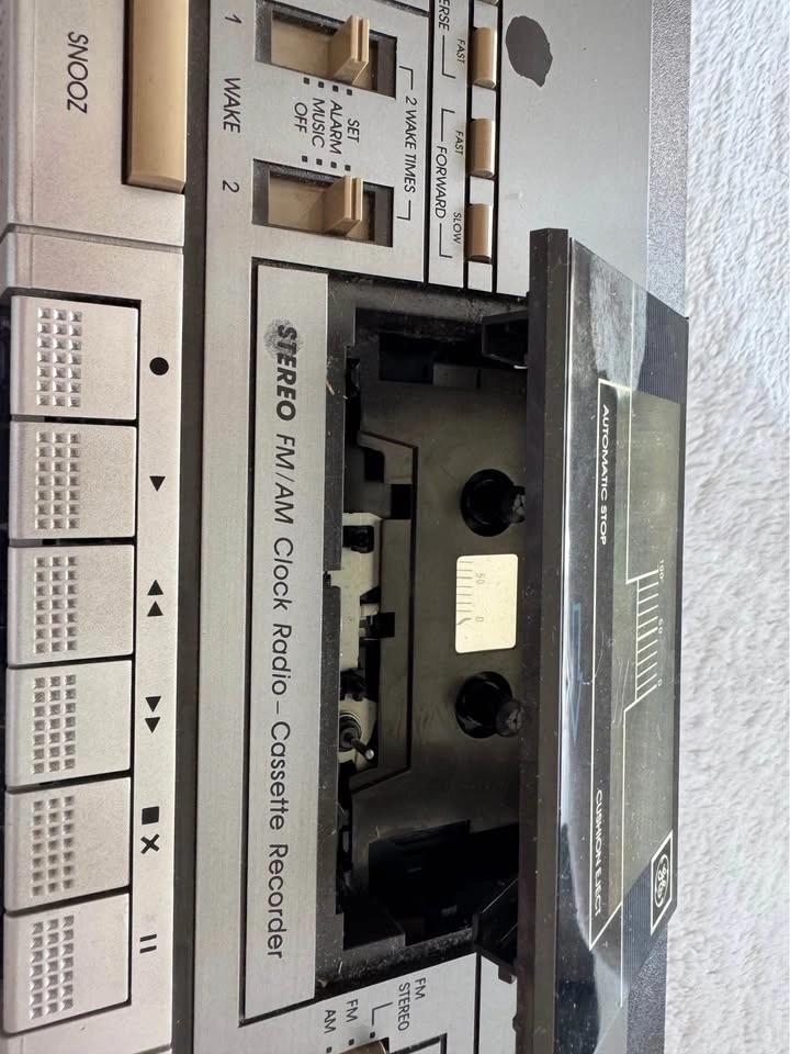 GE Stereo FM/AM Clock Radio Cassette Recorder w/ Graphic EQ - photo 5