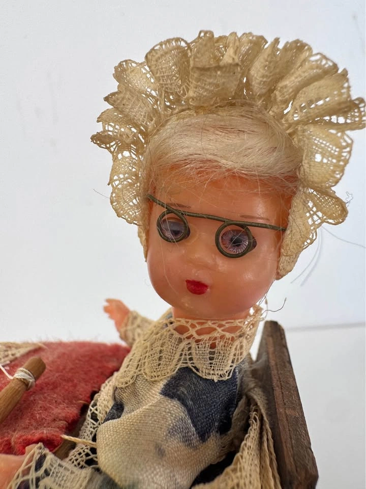 Vintage Belgian Lace Maker Doll 1960 - photo 2