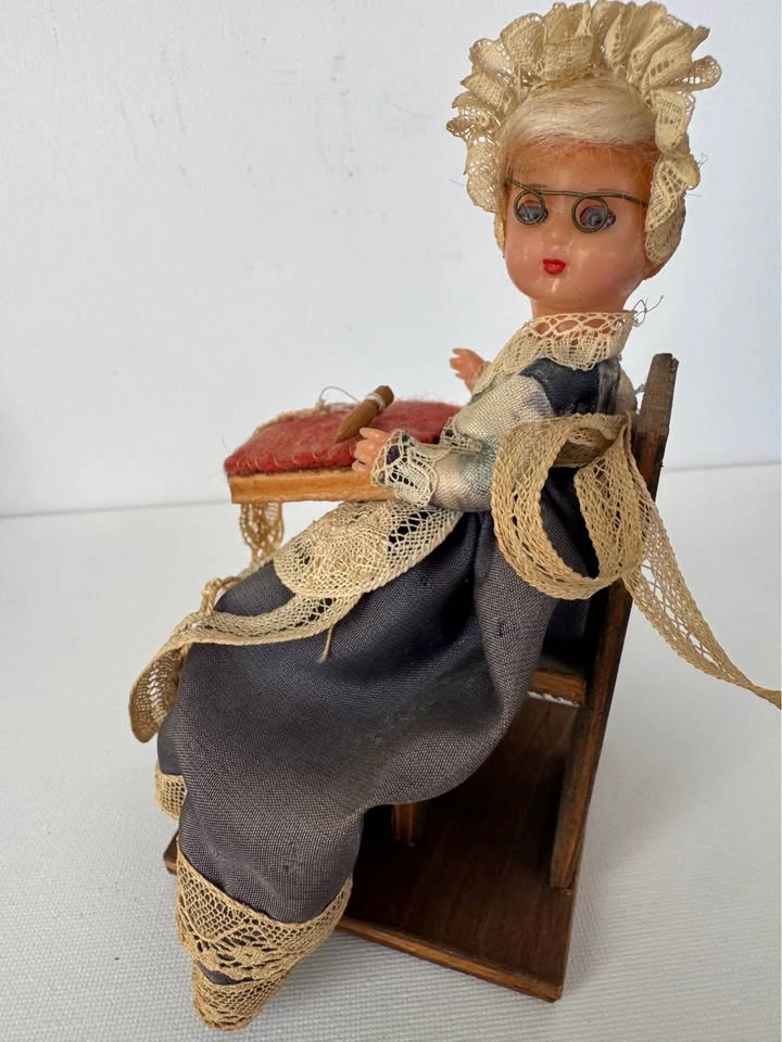 Vintage Belgian Lace Maker Doll 1960 - photo 3
