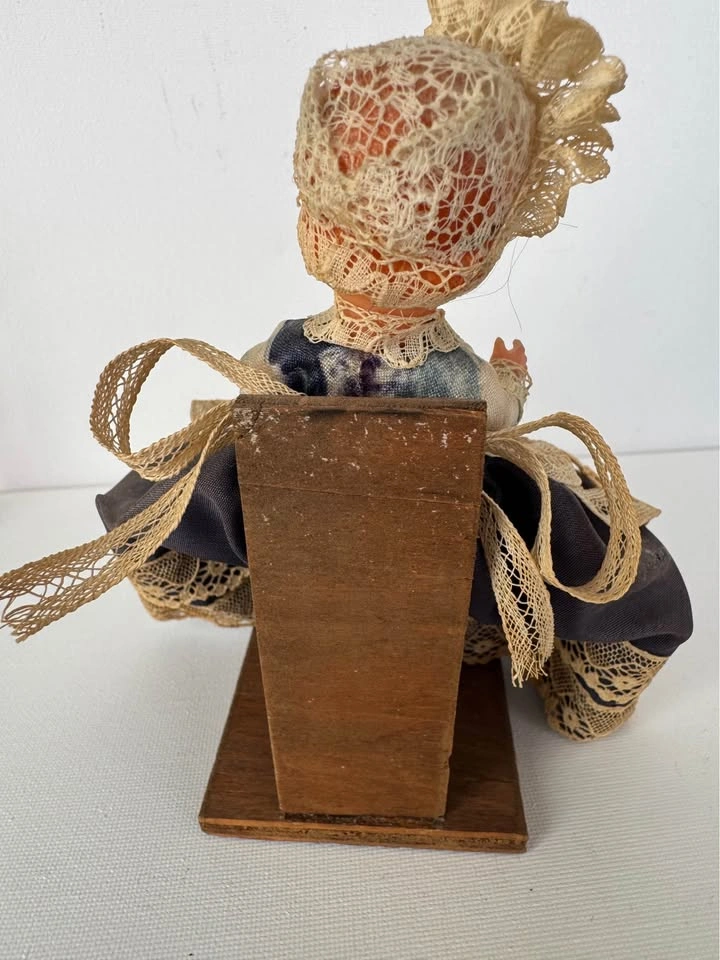 Vintage Belgian Lace Maker Doll 1960 - photo 4