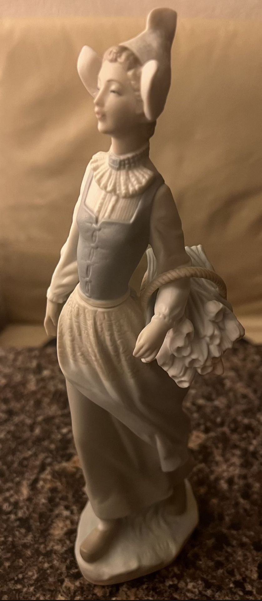 Lladro 4860 Genteel Dutch Girl Mint Condition! Retired! No Box!