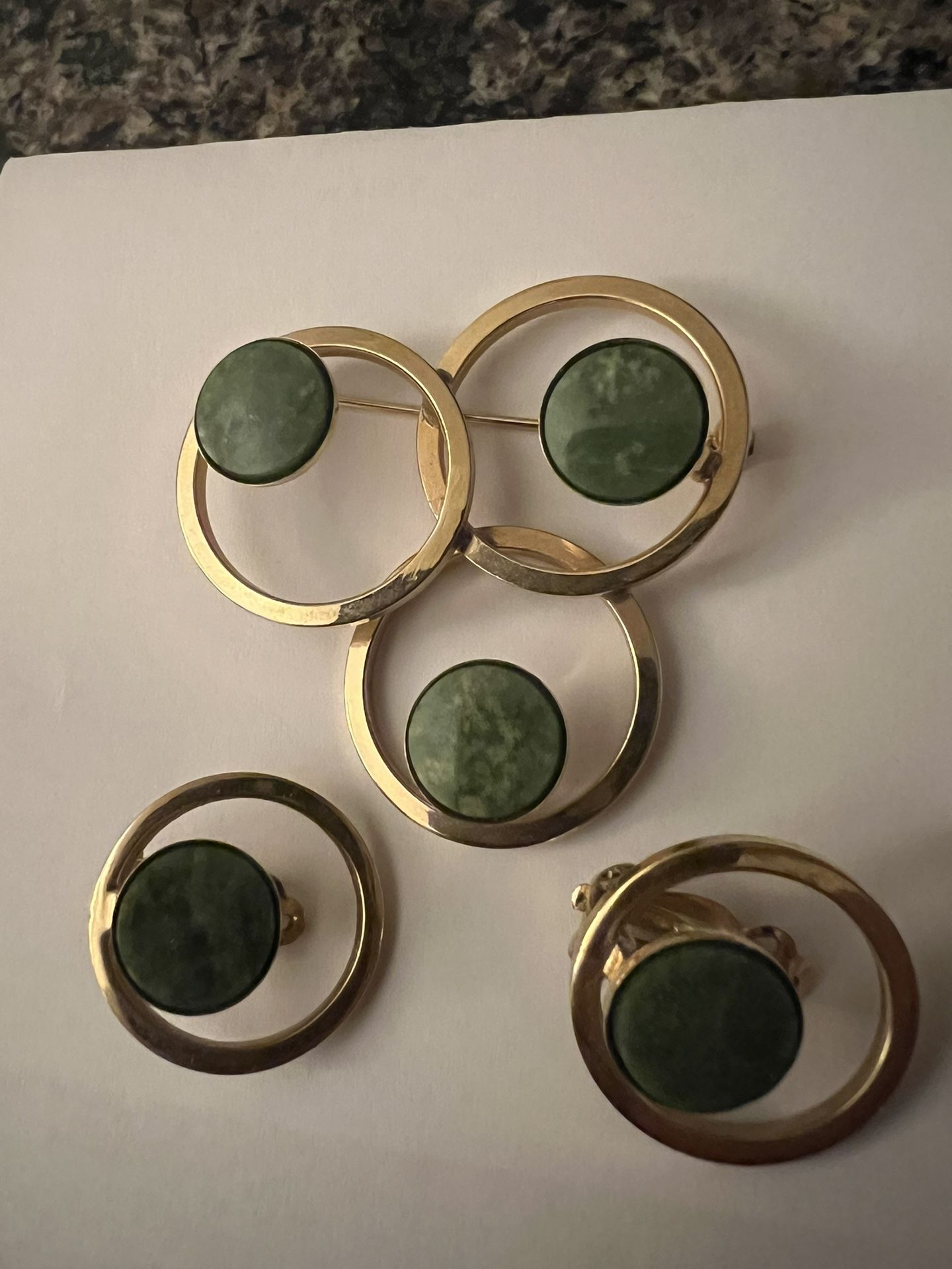 12K GF Gold-Tone 3-Jade Brooch & Earrings Set by Winards. - photo 2