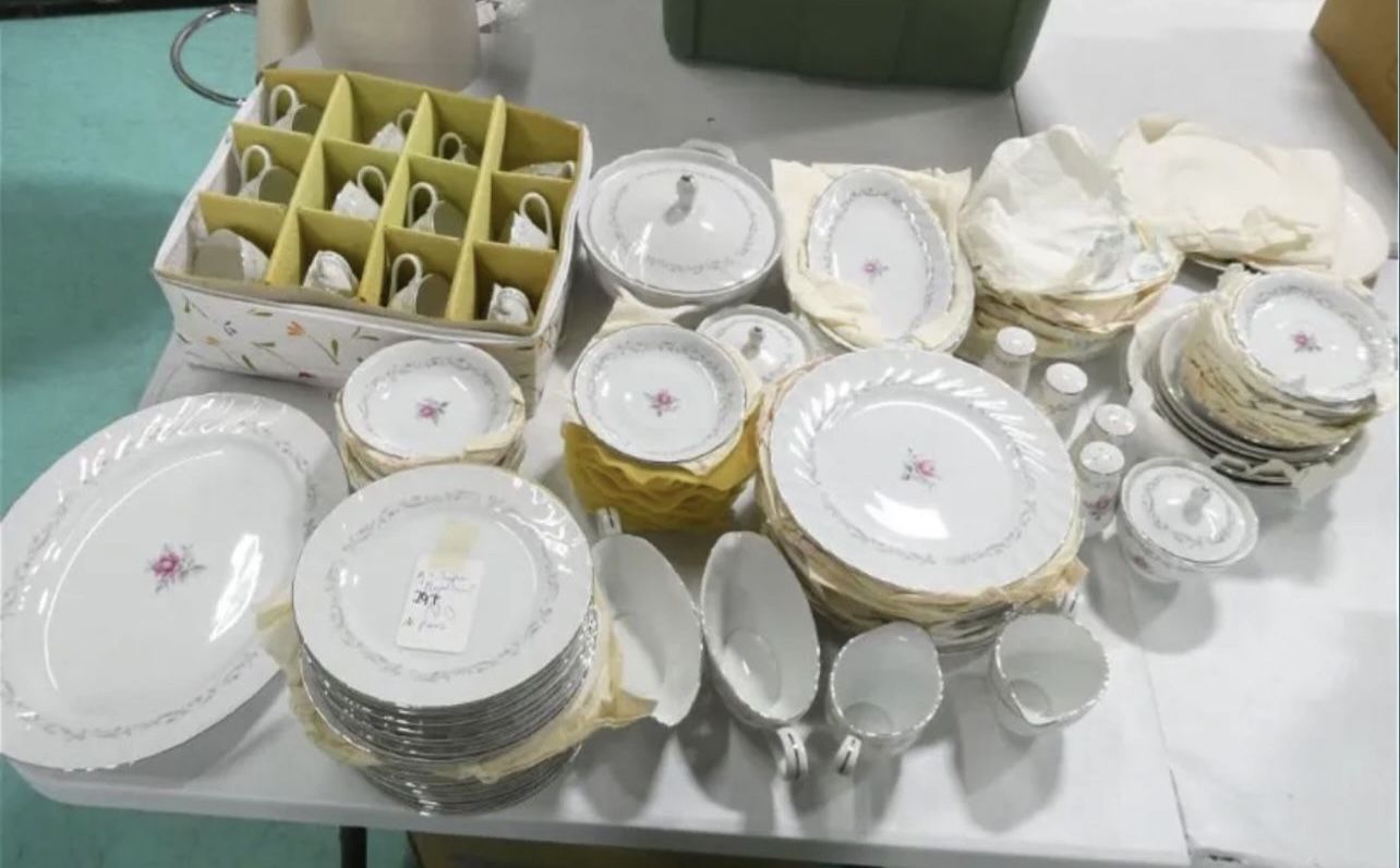 Fine China of Japan Royal Swirl 111+ Pcs - Full Set