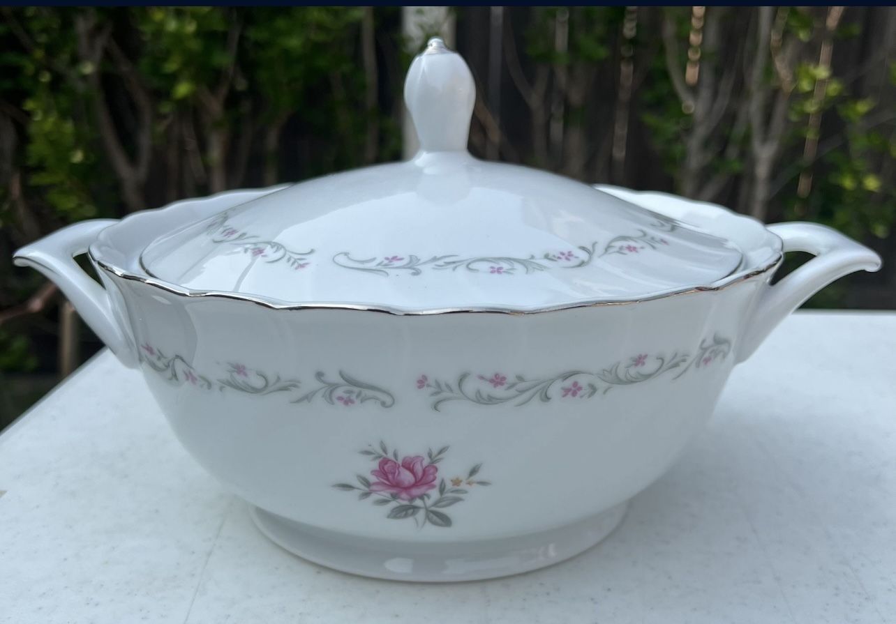 Fine China of Japan Royal Swirl 111+ Pcs - Full Set - photo 2