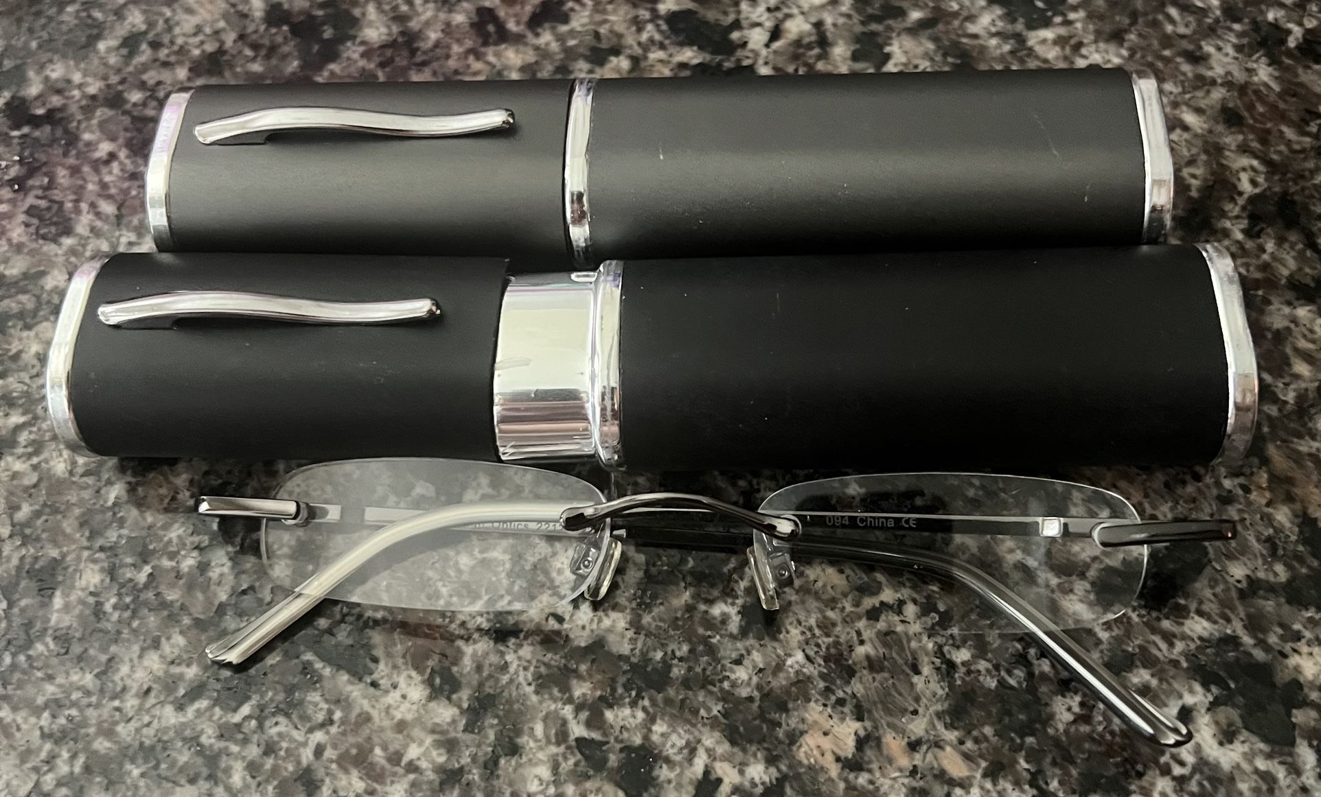 2 Design Optics By Foster Grant Reading Glasses + Case - photo 5
