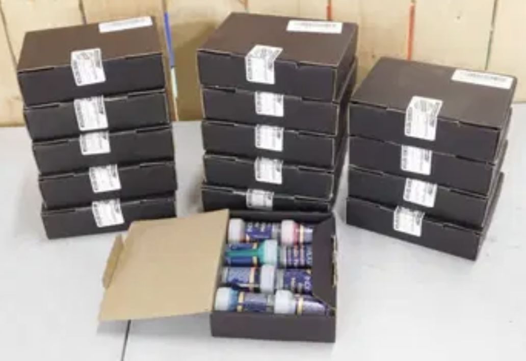 New in Package 8 Packs Premium Metallic Paint