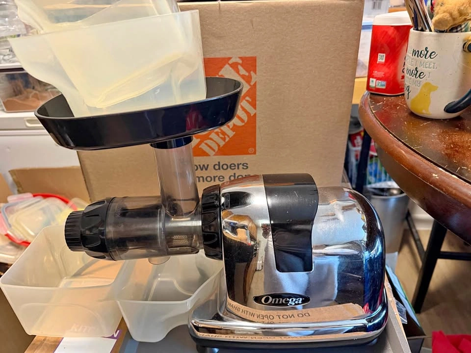 Omega Chrome Masticating Slow Juicer