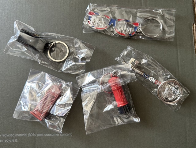 London England Souvenirs Keychains - photo 2