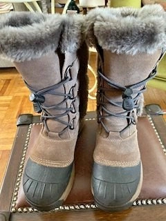 Women's Chloe Baffin Boots Sz 8 worn twice