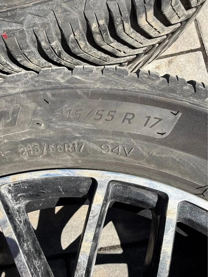 215/55/17 MICHELINS ALL SEASON ON RIM!! LOTS OF TREAD 10 32nds! - photo 3