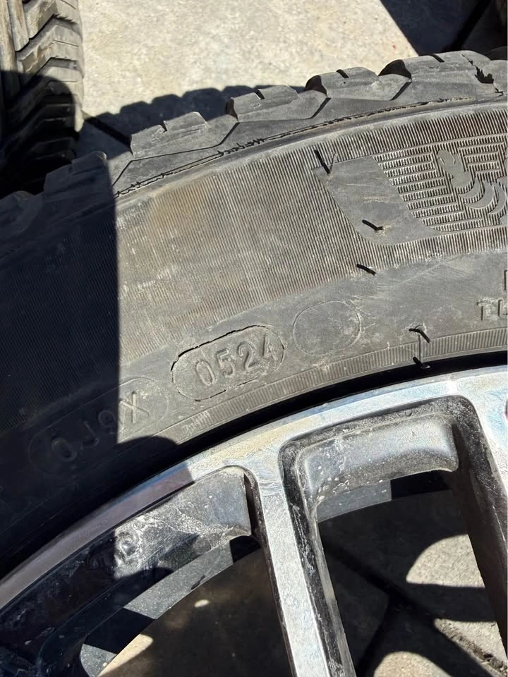 215/55/17 MICHELINS ALL SEASON ON RIM!! LOTS OF TREAD 10 32nds! - photo 4