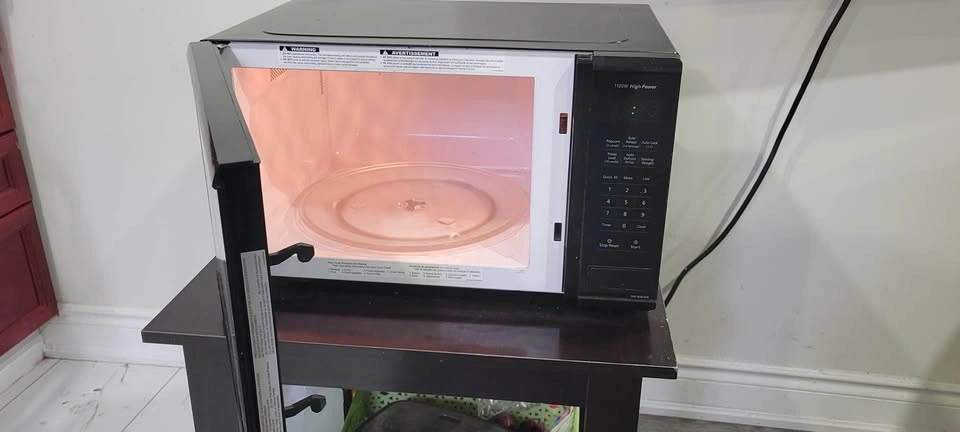 Panasonic 1100W high-power microwave in black. - photo 2