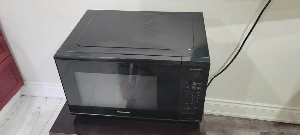 Panasonic 1100W high-power microwave in black. - photo 3