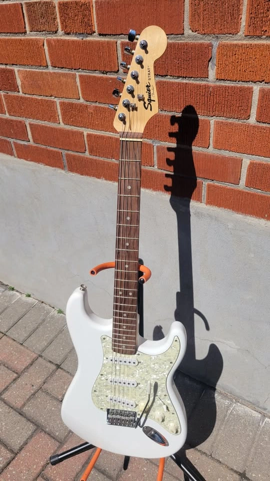 $280 Squier Affinity Stratocaster Electric Guitar – Arctic White - photo 2