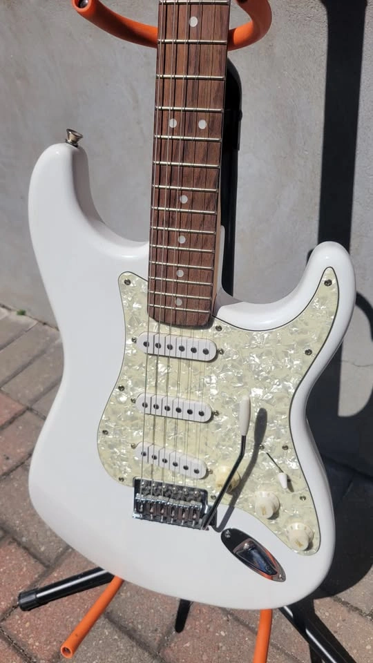 $280 Squier Affinity Stratocaster Electric Guitar – Arctic White - photo 3