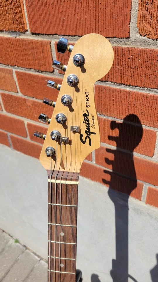 $280 Squier Affinity Stratocaster Electric Guitar – Arctic White - photo 4