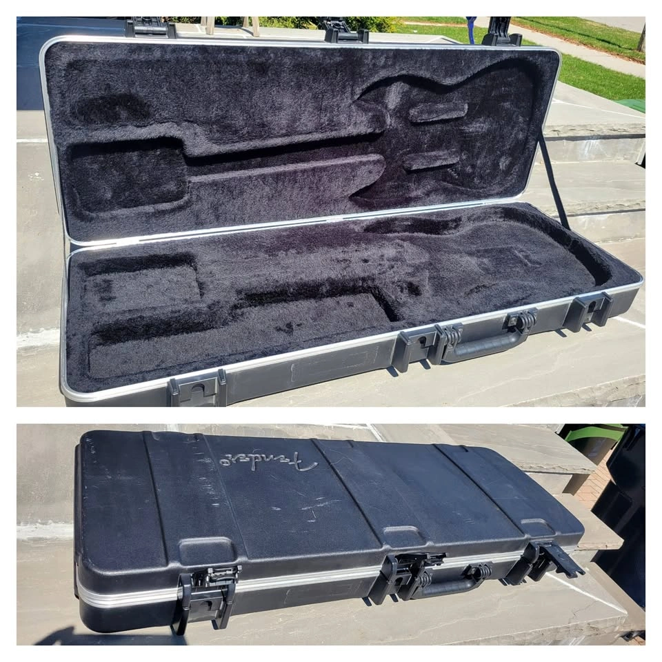 $250 Fender Deluxe Molded Stratocaster / Telecaster Case – Black