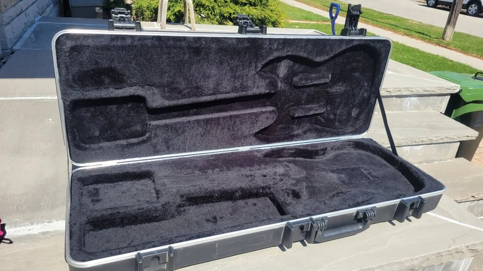 $250 Fender Deluxe Molded Stratocaster / Telecaster Case – Black - photo 2