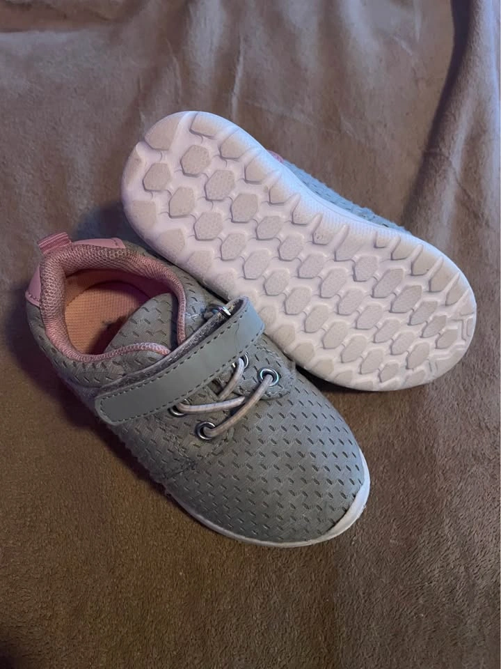 Girls Toddler Running Shoes - Joe Fresh Size 6 - photo 2