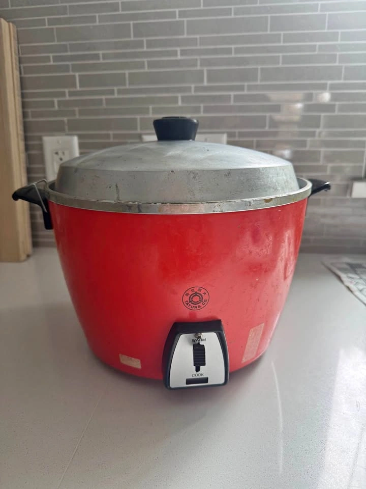 Vintage Tatung Rice Cooker in red. 1.8 L