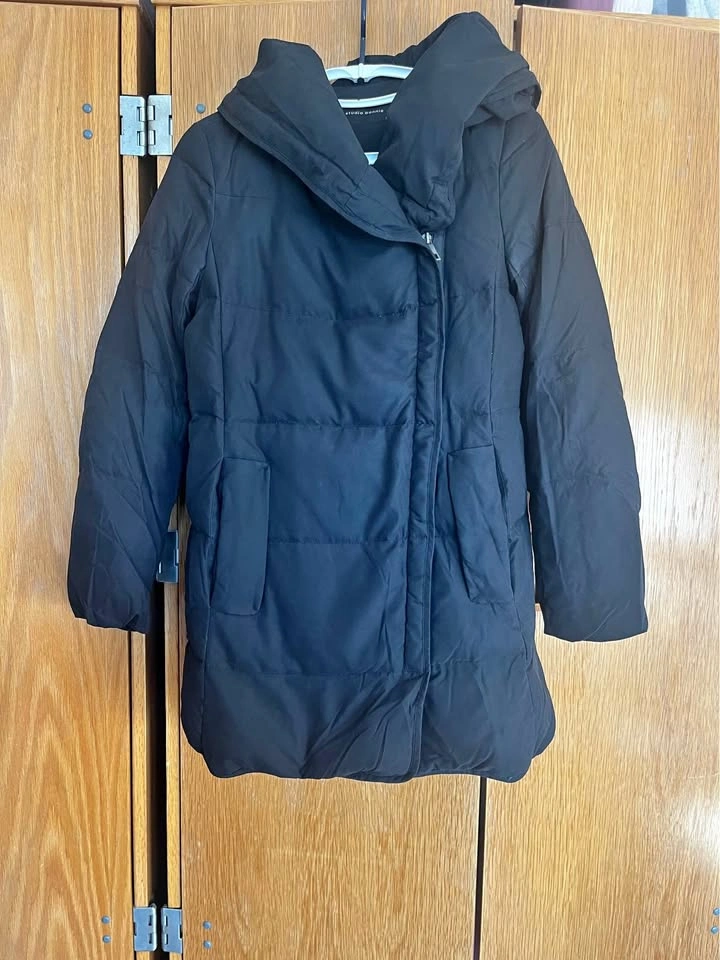 Black winter puffer jacket from Korea