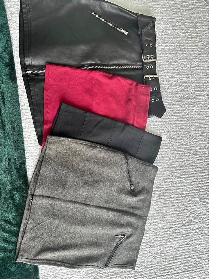 Pa k of 4 mini skirts - size S