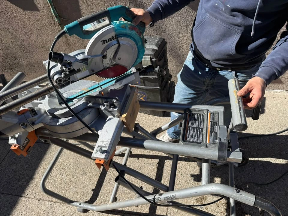 Makita 10" Miter Saw LS1017L with Laser Guide and Stand - photo 5