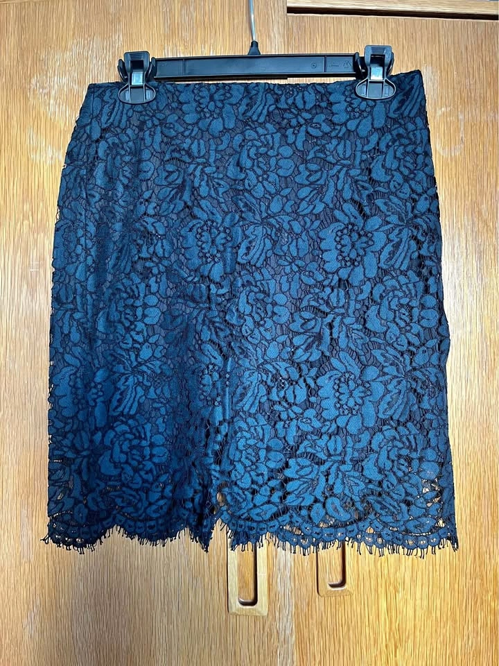 Banana Republic Navy Lace Pencil Skirt - Elegant Floral Design