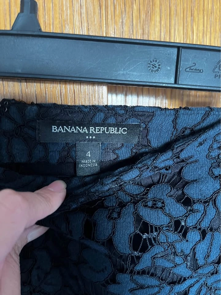 Banana Republic Navy Lace Pencil Skirt - Elegant Floral Design - photo 2