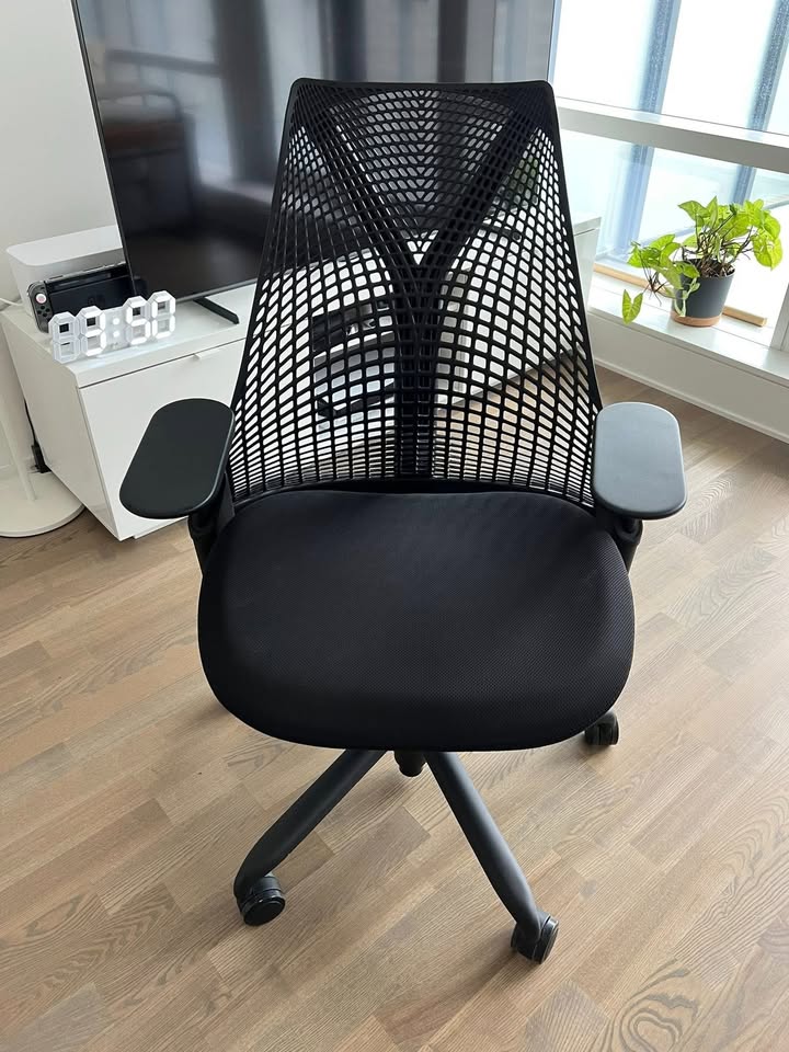 Herman Miller Sayl Chair – Like New, 9 years of Warranty Left - photo 2