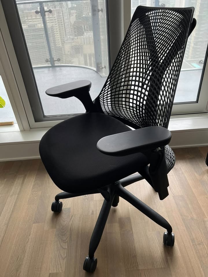 Herman Miller Sayl Chair – Like New, 9 years of Warranty Left - photo 3