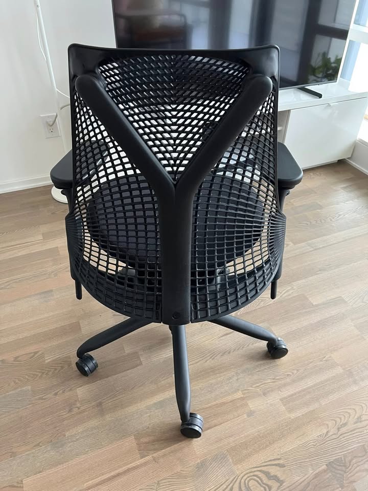 Herman Miller Sayl Chair – Like New, 9 years of Warranty Left - photo 4