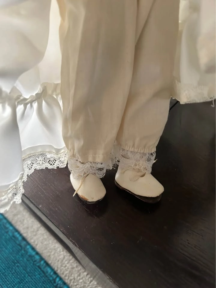 Porcelain Bride Doll - photo 4