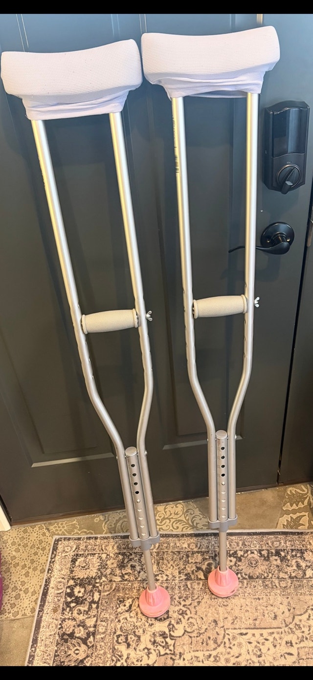 Adjustable Adult Crutches W/ Extra Padding - photo 2